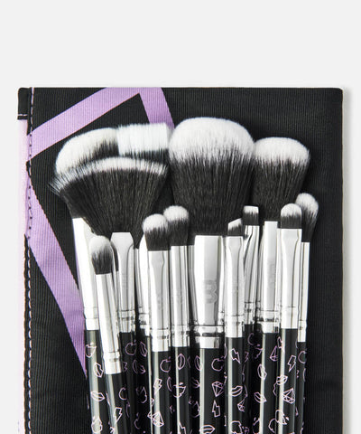 BY BEAUTY BAY

ICONIC 12 PIECE BRUSH SET WITH BAG