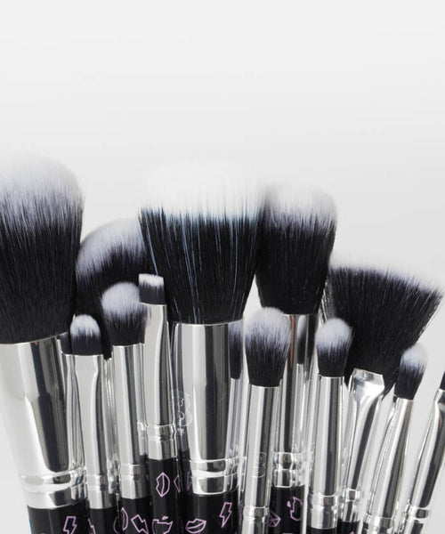 BY BEAUTY BAY

ICONIC 12 PIECE BRUSH SET WITH BAG