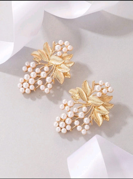 Faux pearl & leaf decor studs