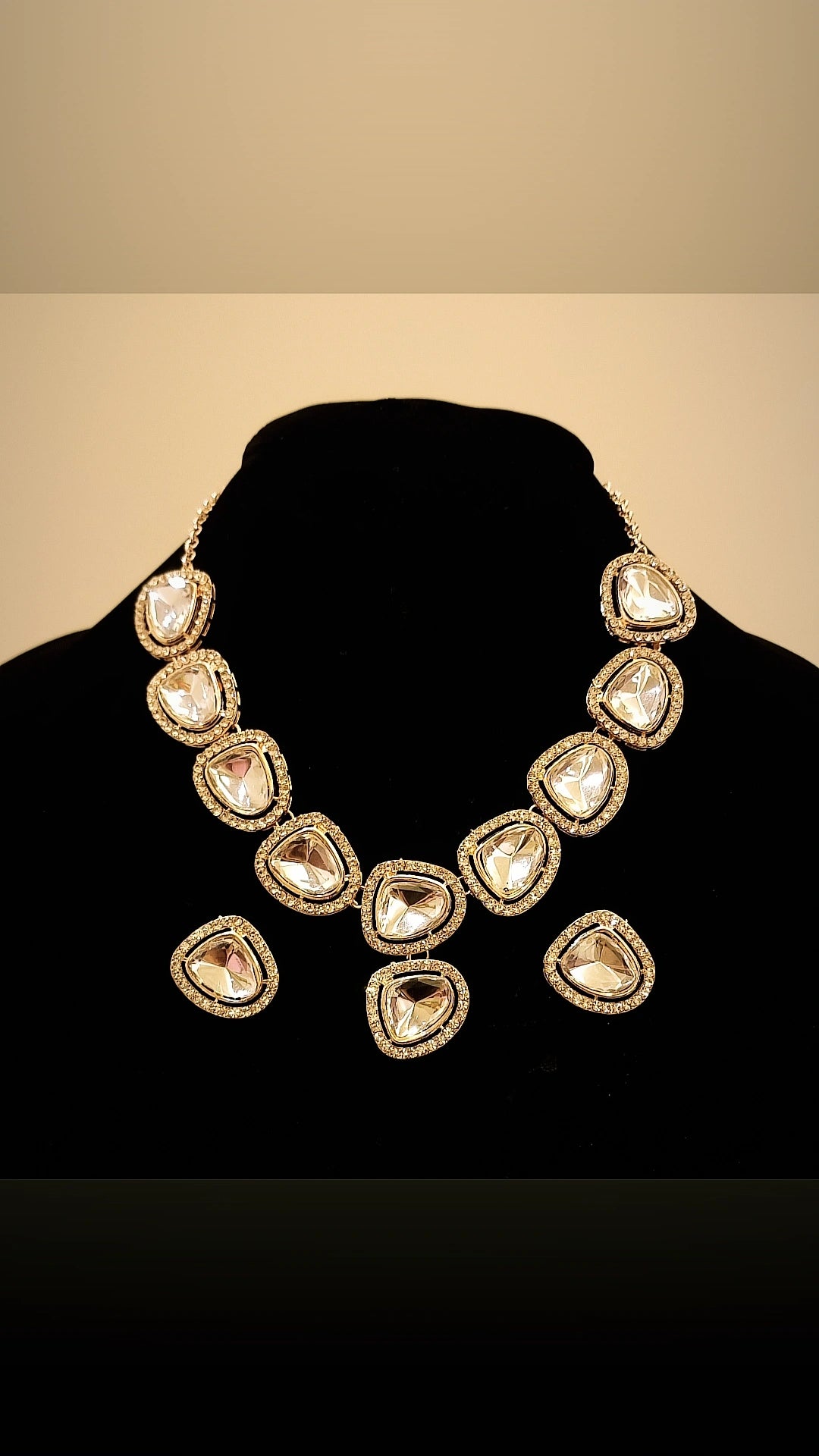 Uncut Kundan Premium Quality Necklace Set.