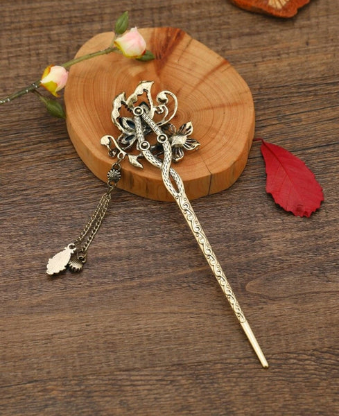 Rhinestone flower decor hair pin.